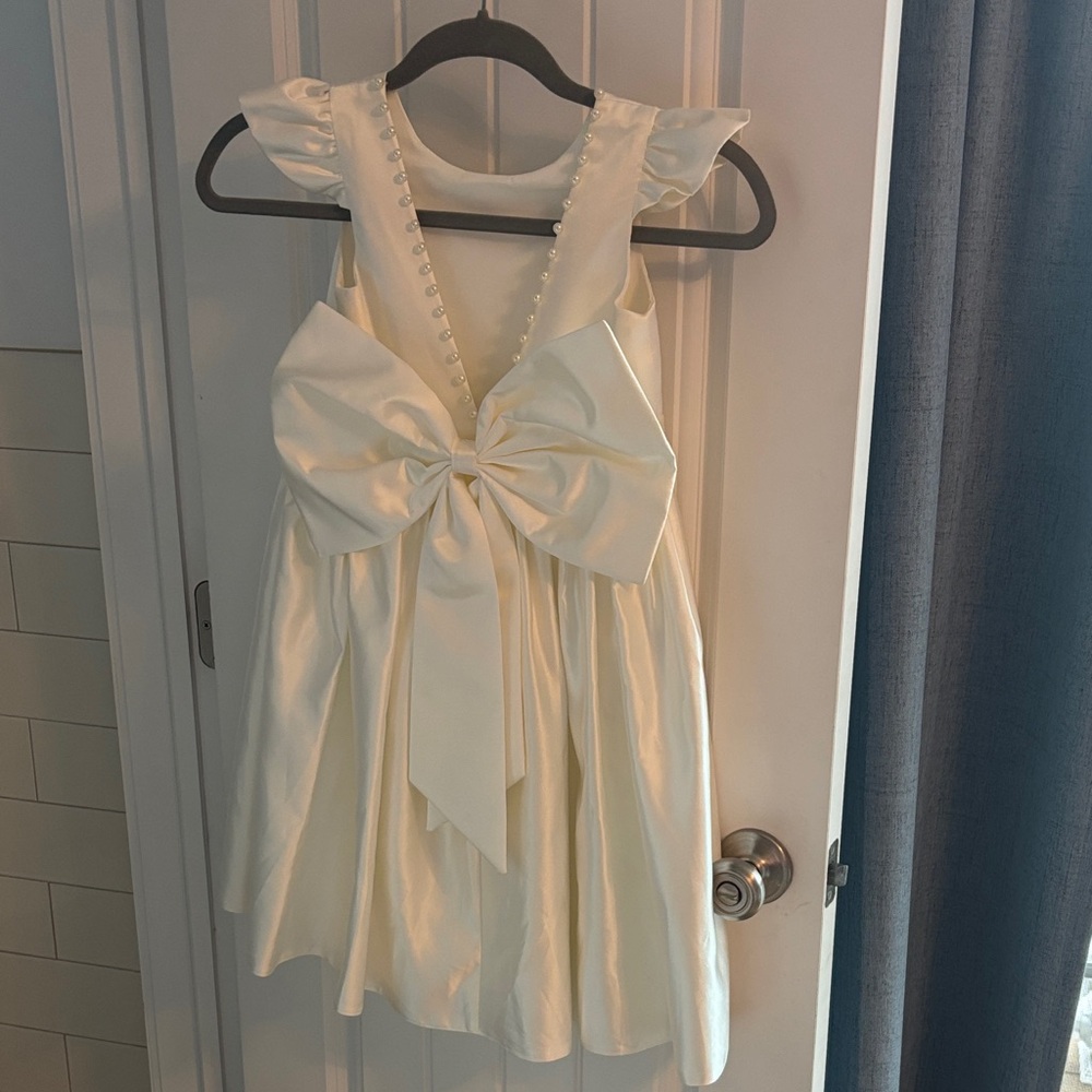 Elegant Cream Kids Dress with Bow and pearls perfect condition